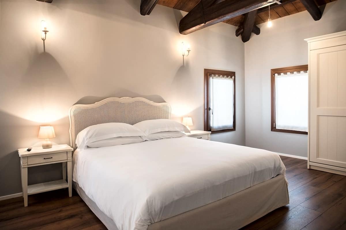 Superior Suite | Peralatan tempat tidur premium, gebar bulu kapas, bar mini