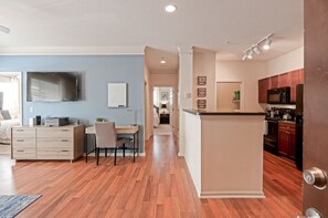 アパートメント プールアクセス 1 階 | リビング エリア | 薄型テレビ