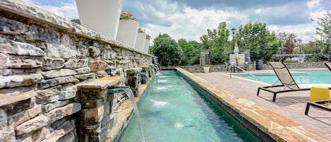 Una piscina al aire libre