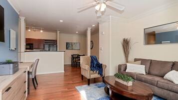 Apartemen, akses ke kolam renang, lantai dasar | Area keluarga | TV layar datar