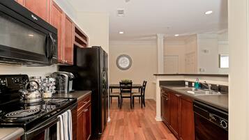 Apartment, Pool Access, Ground Floor | Private kitchen | Fridge, microwave, oven, stovetop