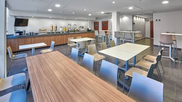 Tägliches inbegriffenes kontinentales Frühstück