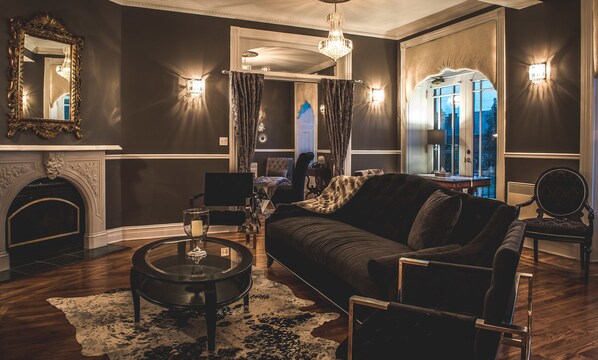 Romantische Suite, 1 King-Bett | Wohnbereich | Flachbildfernseher