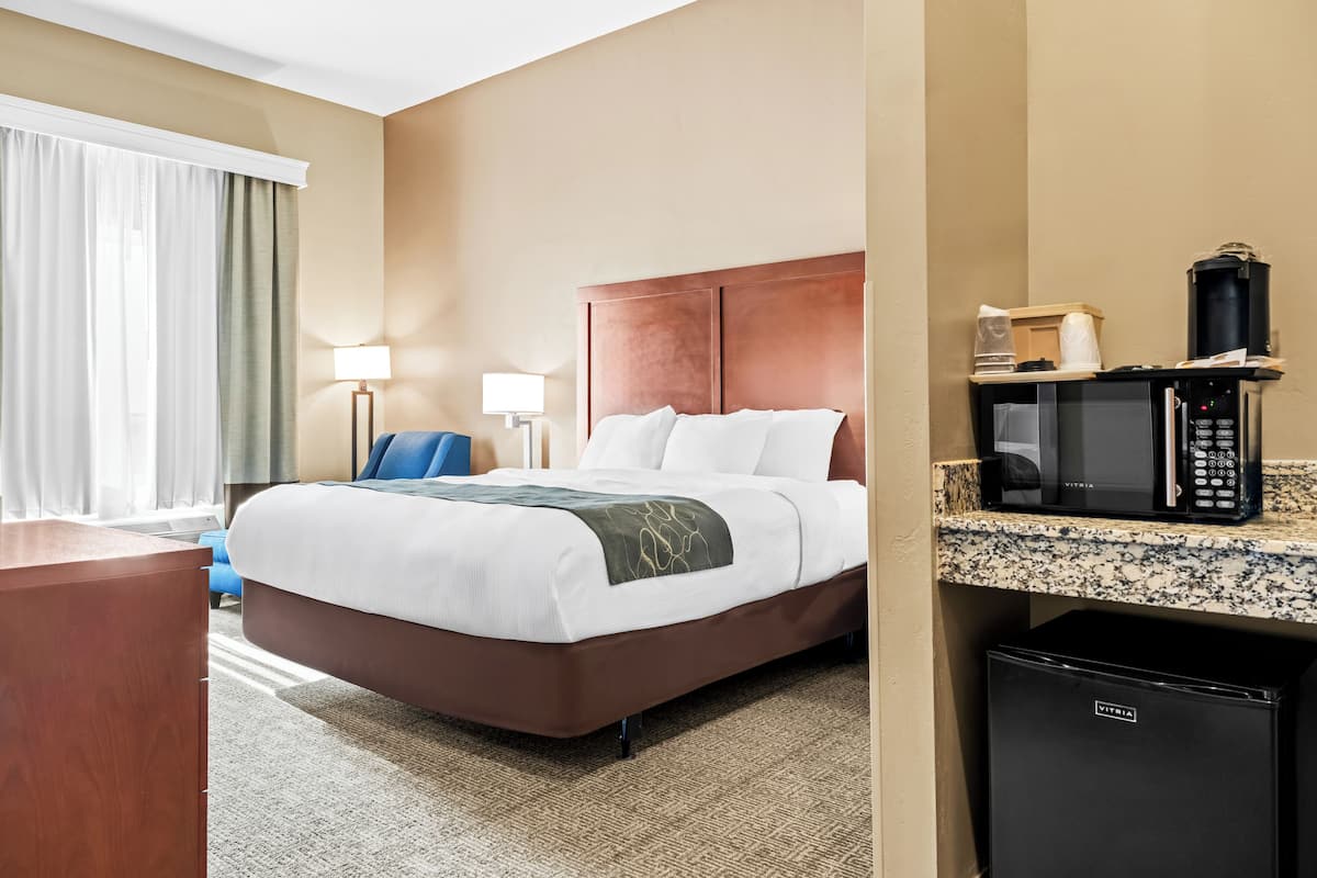 Habitación clásica, 1 cama King size | Camas con pillow-top, muebles diferentes y escritorio