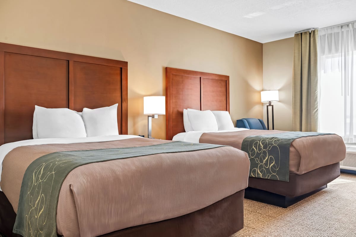 Camas con pillow-top, muebles diferentes y escritorio