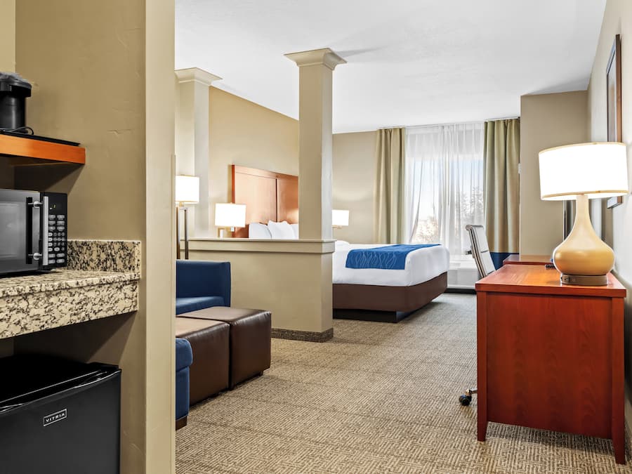 Premium-sviitti, 1 suuri parisänky ja vuodesohva | Pillowtop-patjalliset sängyt, yksilöllisesti kalustettu, työpöytä