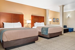 Habitación Premium, varias camas | Camas con pillow-top, muebles diferentes y escritorio
