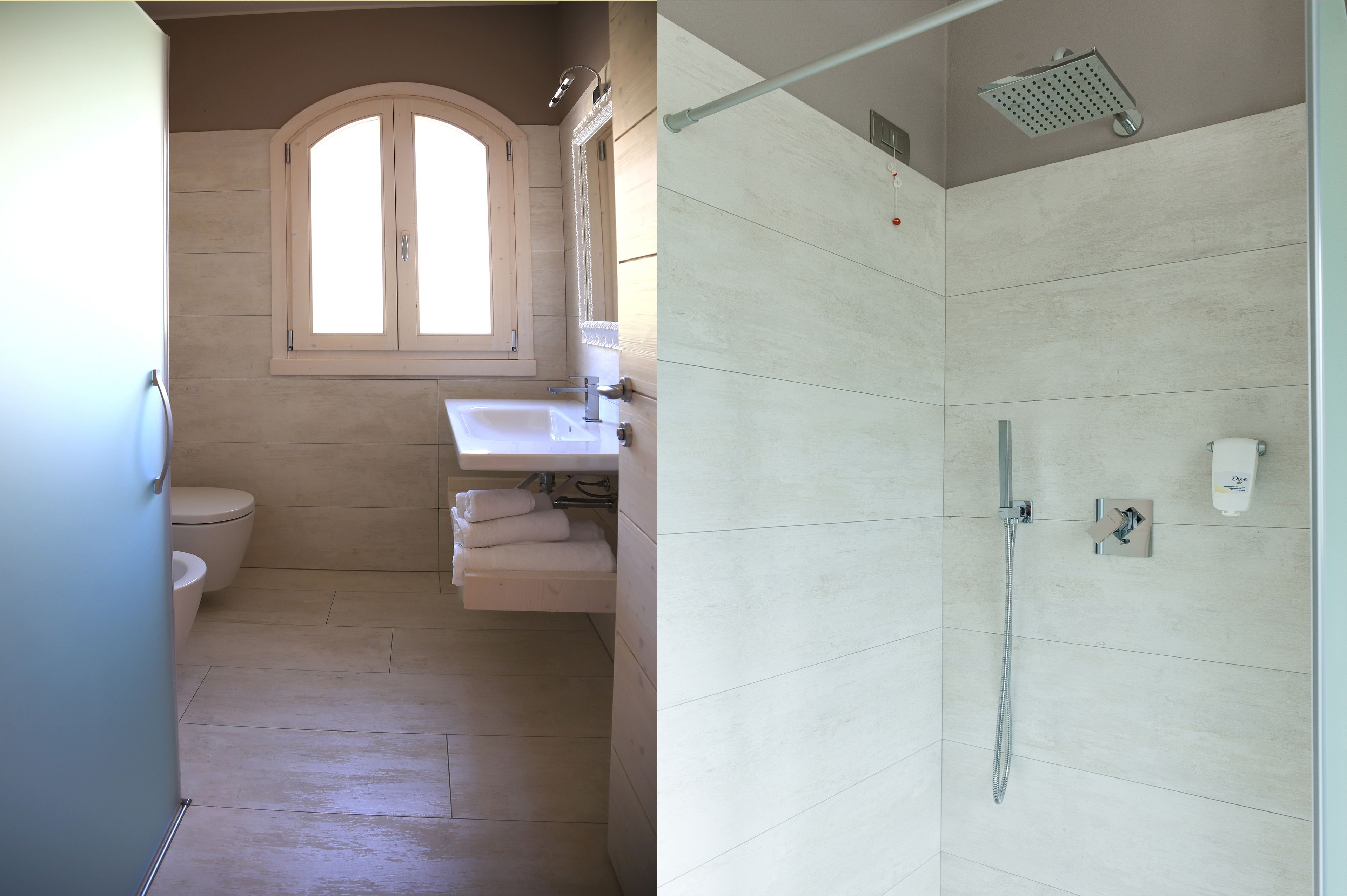 Un baño con inodoro, lavabo y zona de ducha.
