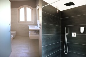 Shower, rainfall showerhead, free toiletries, hair dryer - Bianco Hotel (Primaluna)