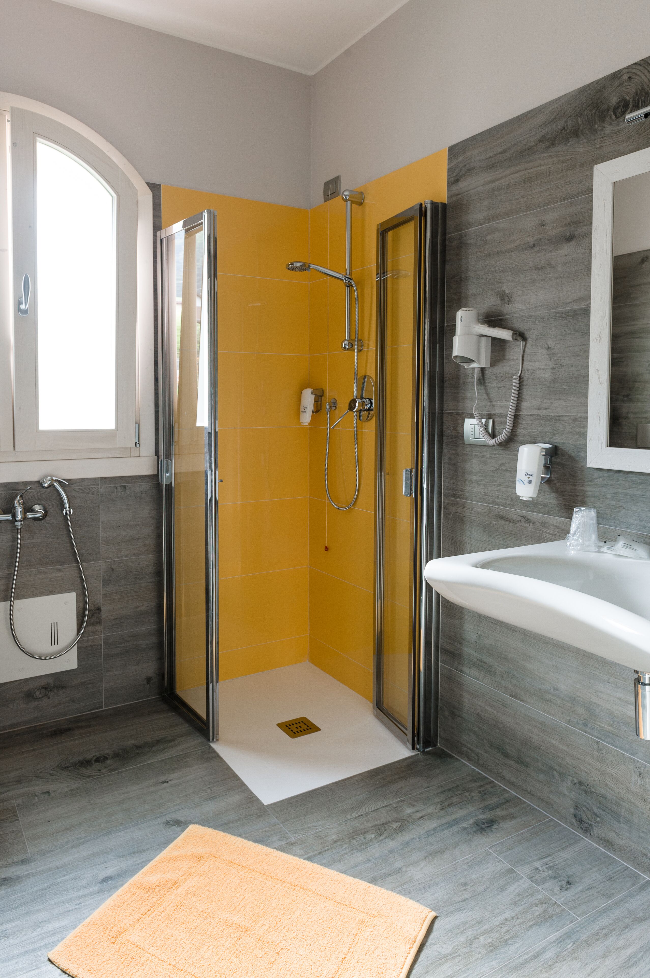 shower, rainfall showerhead, free toiletries, hair dryer