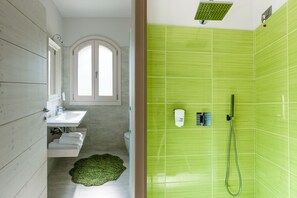 Double or Twin Room, Mountain View (La Verde) | Bathroom | Shower, rainfall showerhead, free toiletries, hair dryer - Bianco Hotel (Primaluna)