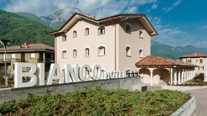 Et hotel med et skilt, der viser "BIANCO HOTEL".