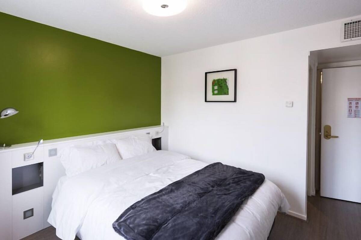 1 quarto, roupas de cama premium, escrivaninha, cortinas blackout