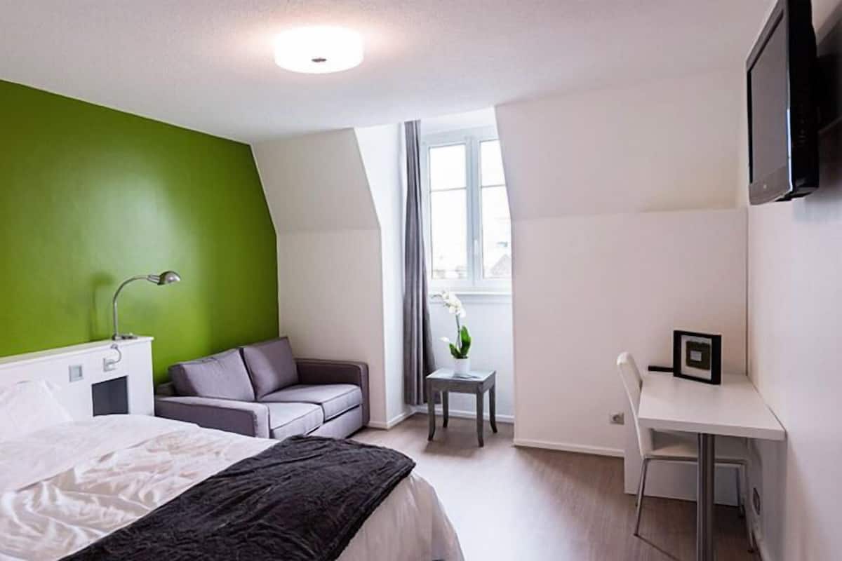 Quarto casal superior | 1 quarto, roupas de cama premium, escrivaninha, cortinas blackout