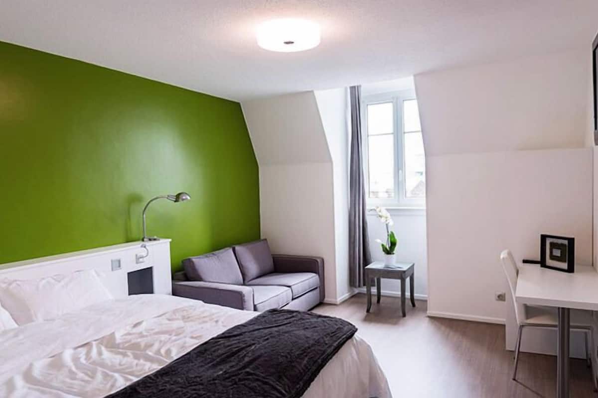 Superior Double Room | 1 bedroom, premium bedding, desk, blackout drapes