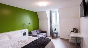 Quarto casal superior | 1 quarto, roupas de cama premium, escrivaninha, cortinas blackout