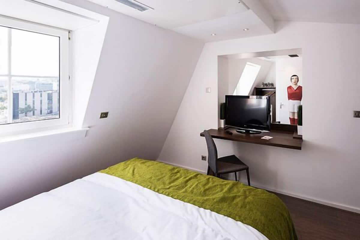 1 habitación, ropa de cama de alta calidad y escritorio