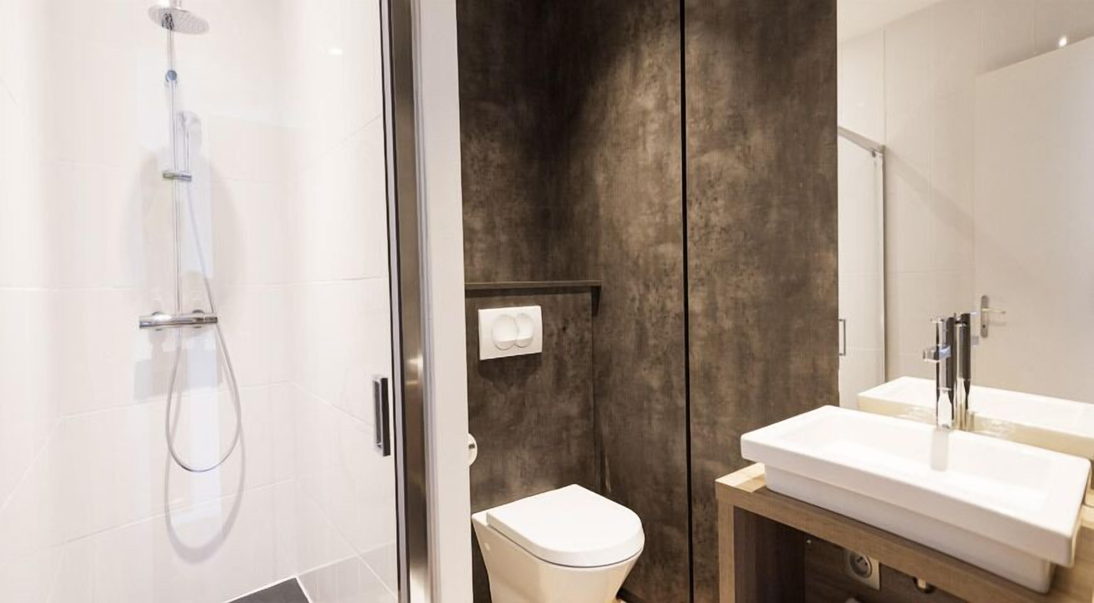 bathtub, free toiletries, hair dryer, towels