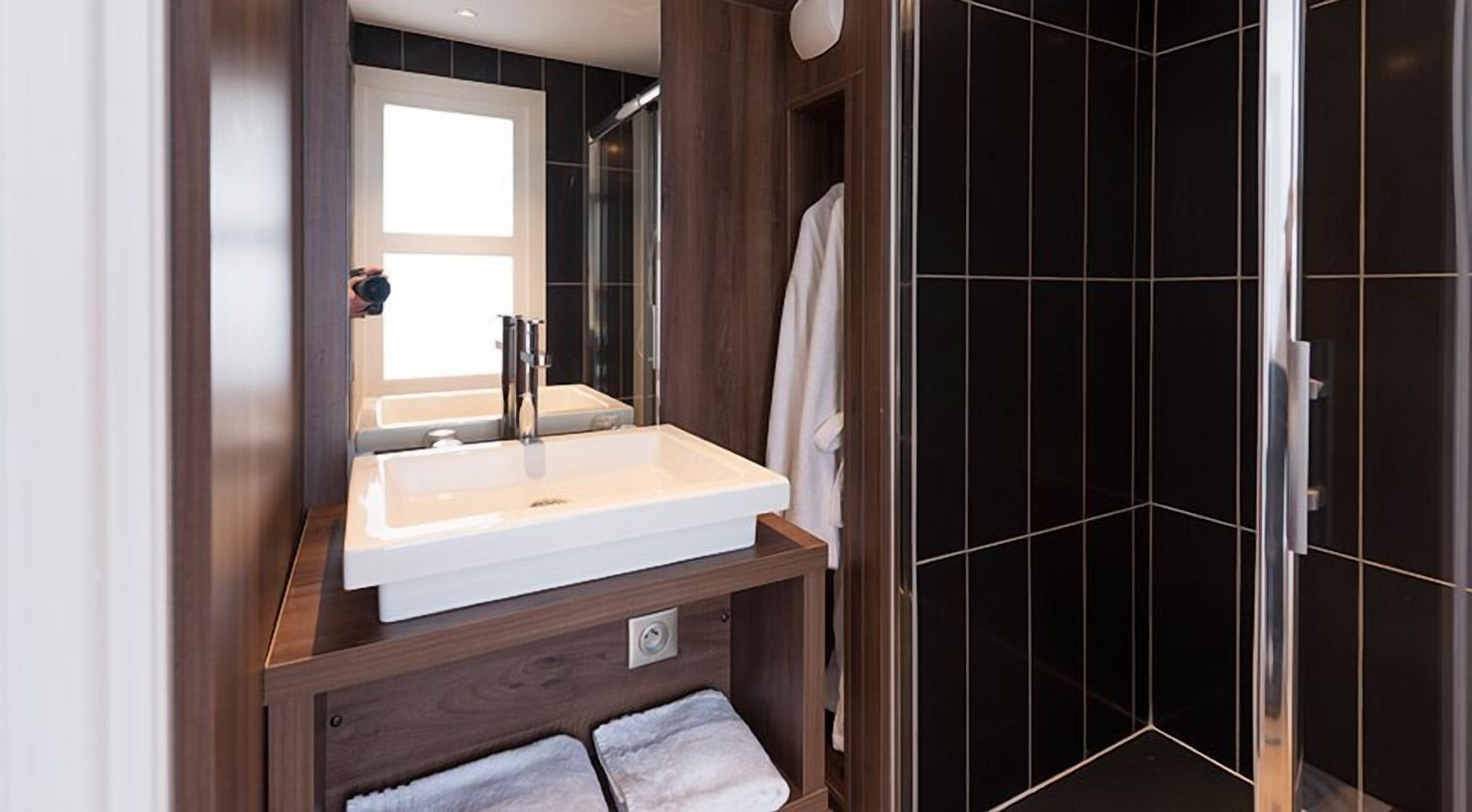 standard double or twin room | bathroom | bathtub, free toiletries, hair dryer, towels