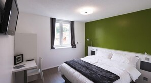 1 habitación, ropa de cama de alta calidad y escritorio 