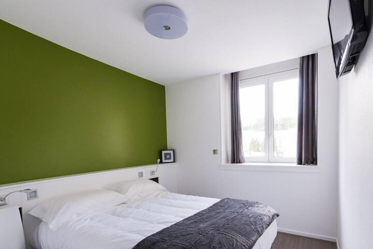 Quarto solteiro standard | 1 quarto, roupas de cama premium, escrivaninha, cortinas blackout