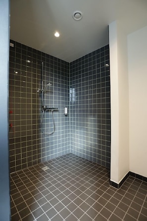 Double Room - Disability Access | Kylpyhuone | Suihku, ilmaiset hygieniatuotteet, hiustenkuivaaja, pyyhkeet