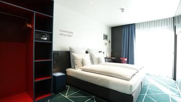 1 habitación, caja de seguridad en la habitación y escritorio