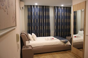 Habitación individual Deluxe, 1 cama de matrimonio grande, fumadores | 1 dormitorio, ropa de cama de alta calidad, caja fuerte y escritorio