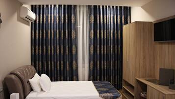 Deluxe Single Room, 1 King Bed, Smoking | 1 bedroom, premium bedding, in-room safe, desk