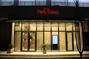Bagian depan properti - sore/malam