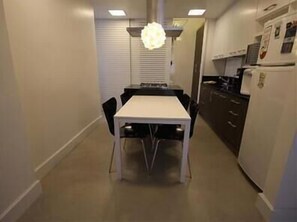 Standard-Apartment, 2 Schlafzimmer | Essbereich im Zimmer