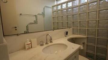 Departamento estándar, 2 habitaciones | Baño | Regadera y toallas