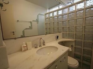 Apartamento standard, 2 quartos | Banheiro | Chuveiro, toalhas de banho