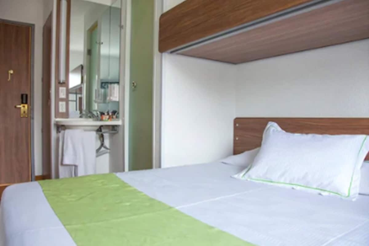 standard room | bathroom sink