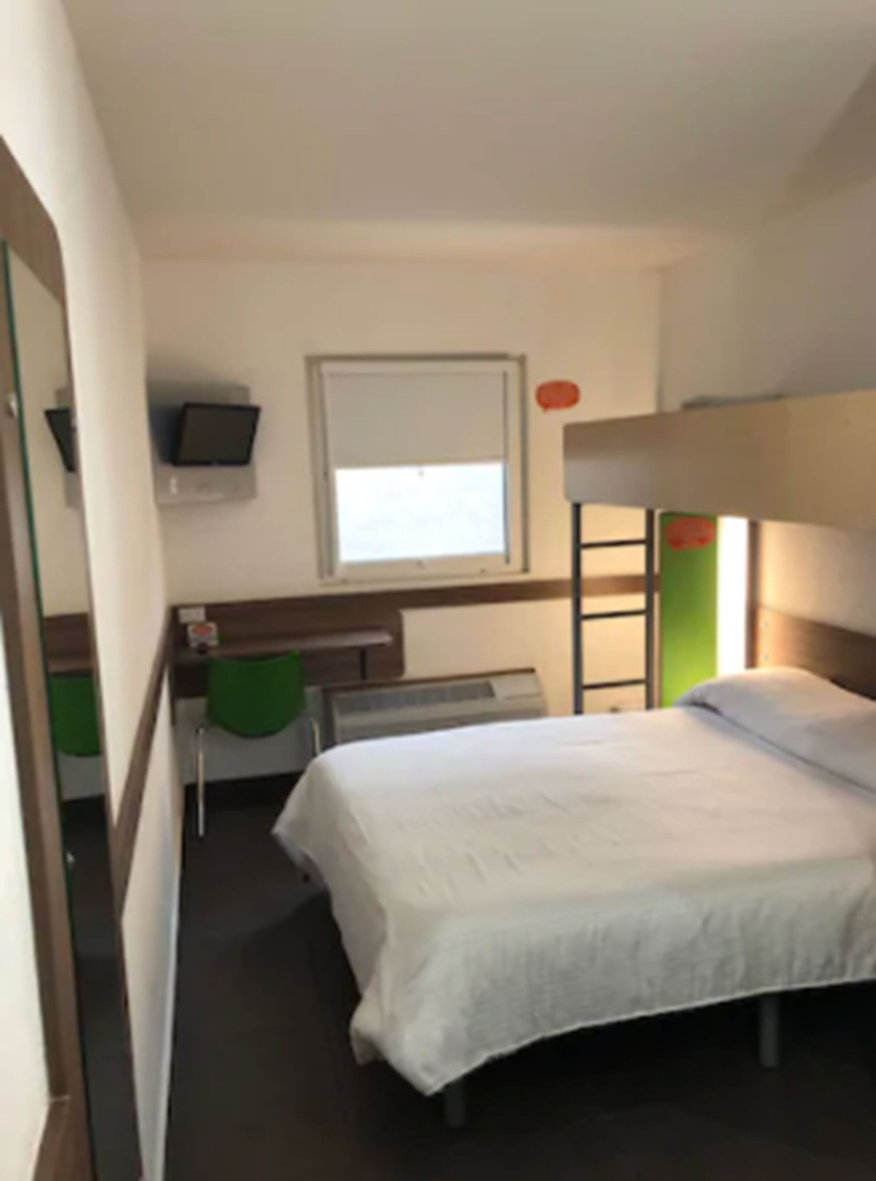 standard room | desk, iron/ironing board, free wifi, bed sheets