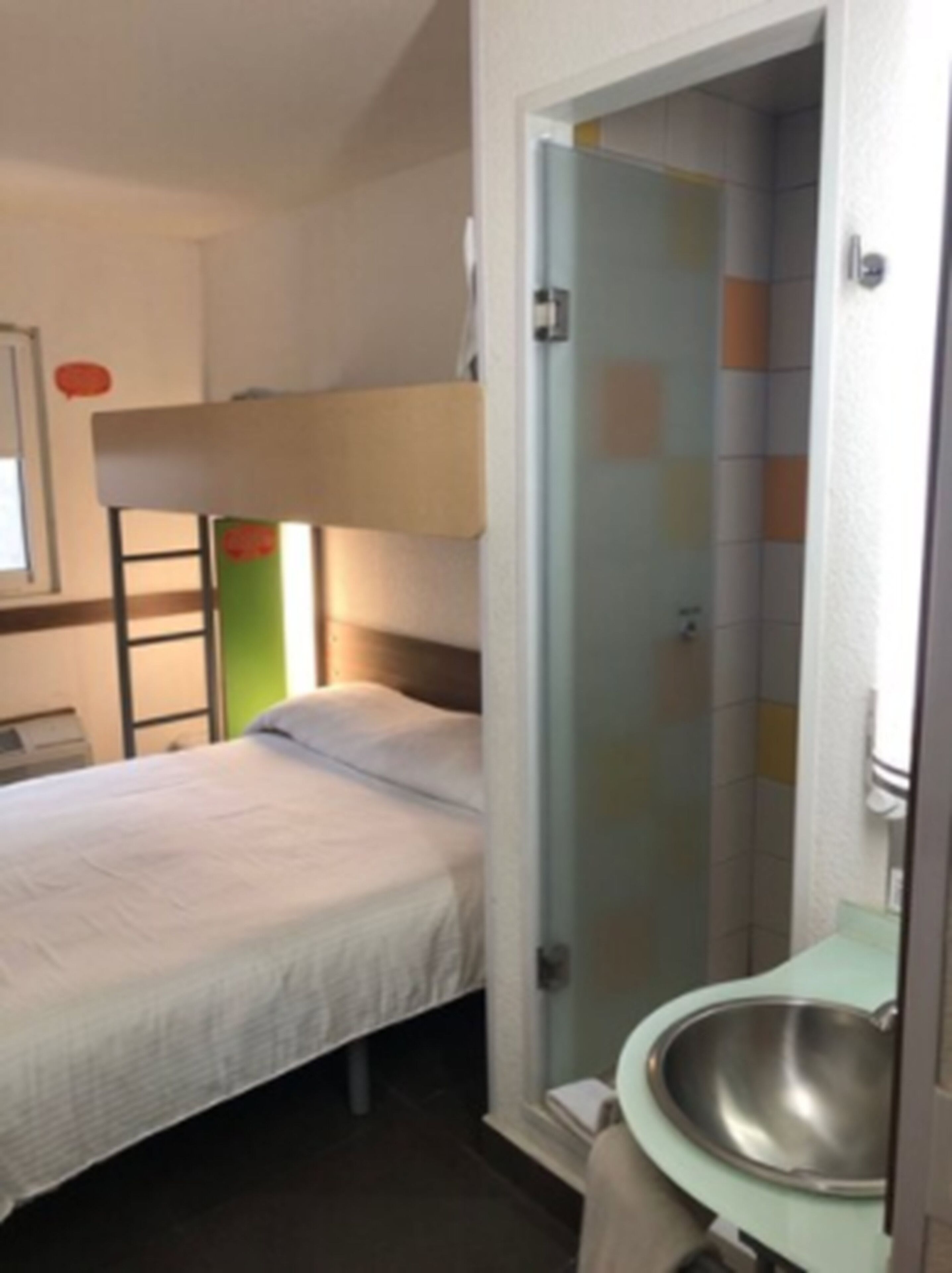standard room | desk, iron/ironing board, free wifi, bed sheets
