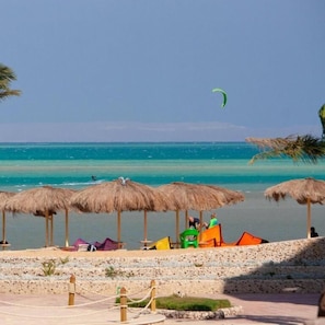 Plage privée, parasols