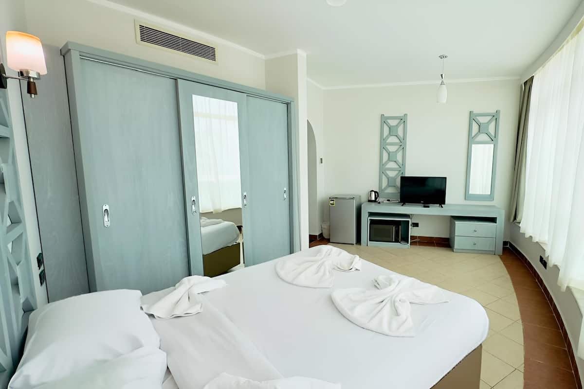 2 bedrooms, bed sheets