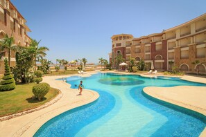 Piscina all'aperto, cabine incluse nel prezzo, ombrelloni da piscina