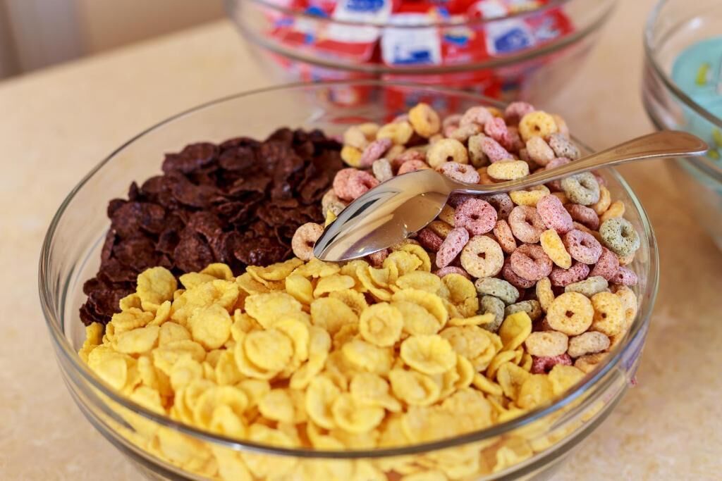 Un tazón con cereal variado y una cuchara.