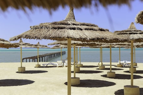 Playa privada, sombrillas