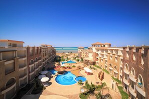 Outdoor pool, free pool cabanas, pool umbrellas - Royal Beach Serviced Apartments (Hurghada)