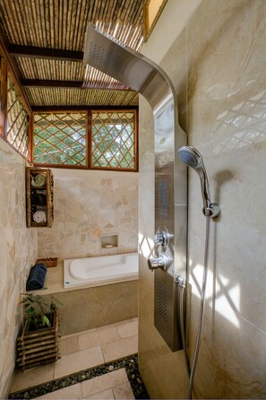 Vila Eksklusif, 2 Tempat Tidur Queen, pemandangan kebun | Kamar mandi | Shower, pancuran hujan, pengering rambut, dan handuk