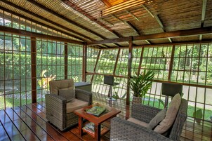 Flat-screen TV, Netflix