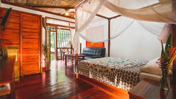 Suite Desain, 1 Tempat Tidur Queen dengan tempat tidur Sofa, pemandangan kebun | Brankas, didekorasi berbeda-beda, setrika/meja setrika, dan Wi-Fi gratis