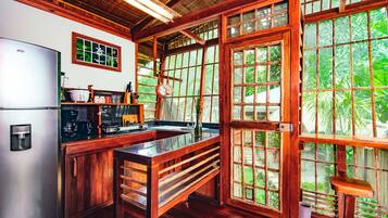 Suite de diseñador, 1 cama Queen size y sofá cama, vista al jardín | Cocina privada | Refrigerador con congelador, microondas y parrilla de estufa