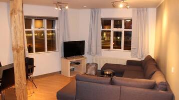 Apartamento Confort, 2 habitaciones | Sala de estar | Una televisión de pantalla plana, Netflix