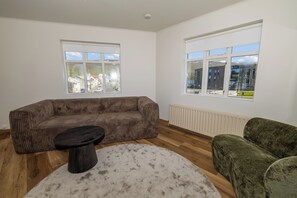 Leilighet – comfort, 2 soverom | Oppholdsområde | Flatskjerm-TV og Netflix