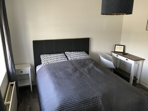 コンフォート アパートメント ベッド (複数台) | 1 室のベッドルーム、遮光カーテン、WiFi (無料)、ベッドシーツ