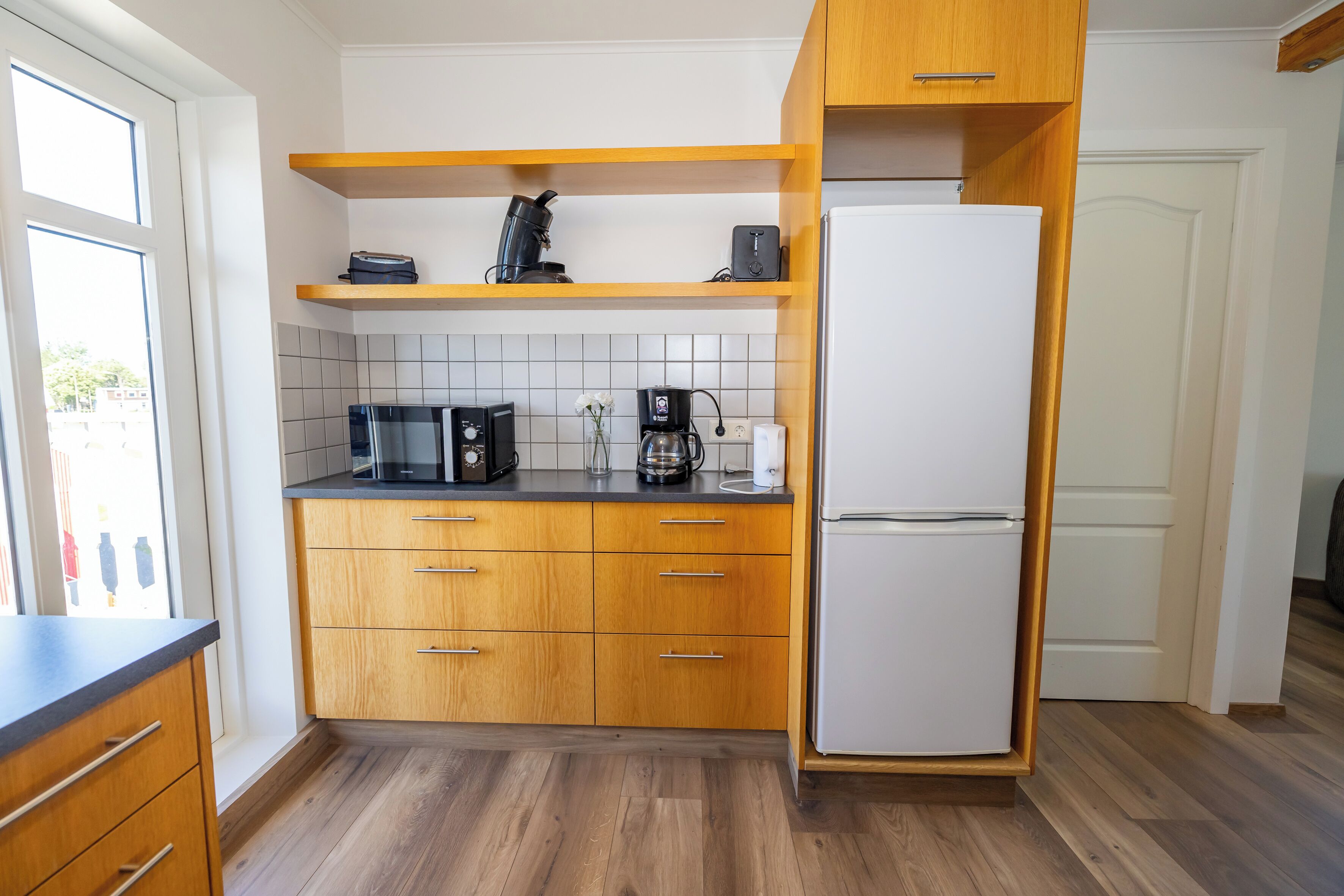 Comfort appartement, 2 slaapkamers | Privékeuken | Een koelkast, een kookplaat, een waterkoker, kookgerei, borden en bestek